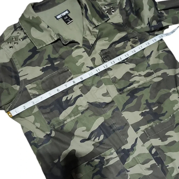 Hot Topic Jacket Sz L Green Camouflage Button Pockets Cotton Distressed - Picture 7 of 8